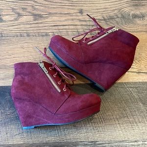 Justfab ofelia burgundy wedge bootie size 7 faux suede